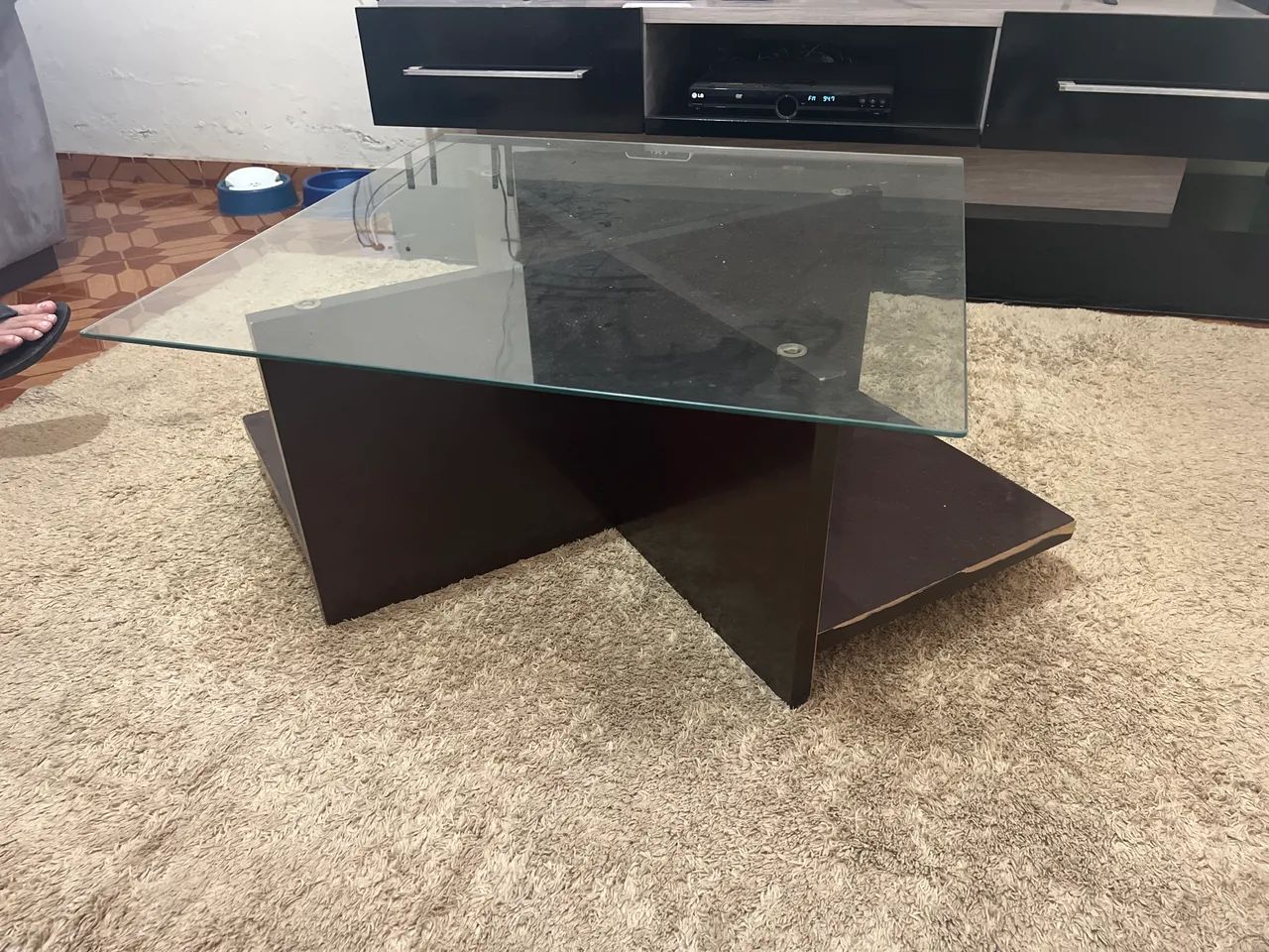 Mesa de centro com tampo de vidro temperado e base de madeira na cor marrom escuro  - Foto 2