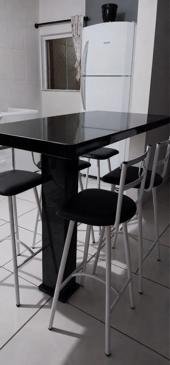 Mesa de mármore 6 banquetas 