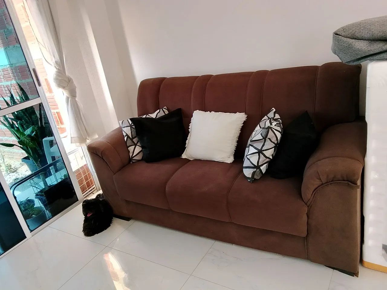 Vendo sofá de três lugares 64994027749123121