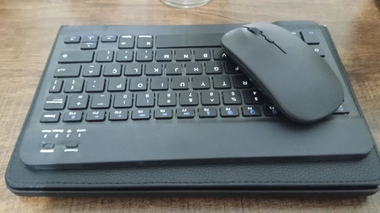 Vende-se um tablet com 1 kit teclado e 1 mause