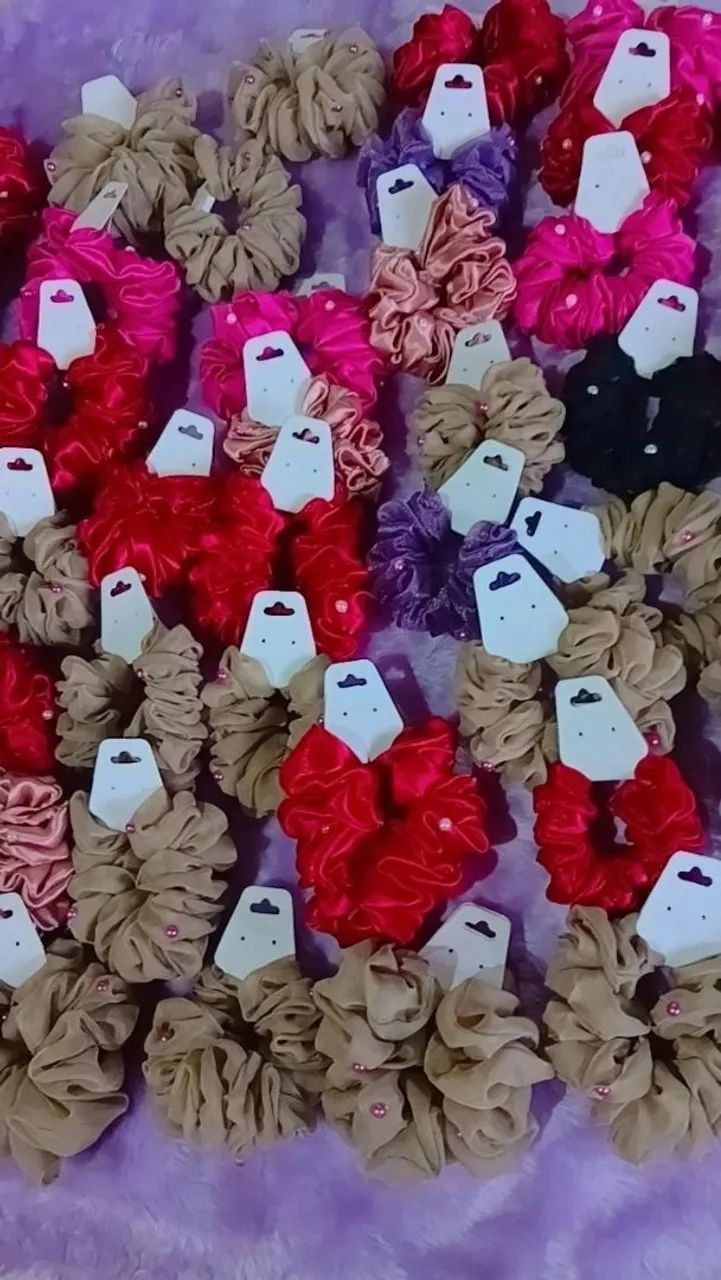 Scrunchie de cetim e cropped de crochê  - Foto 2