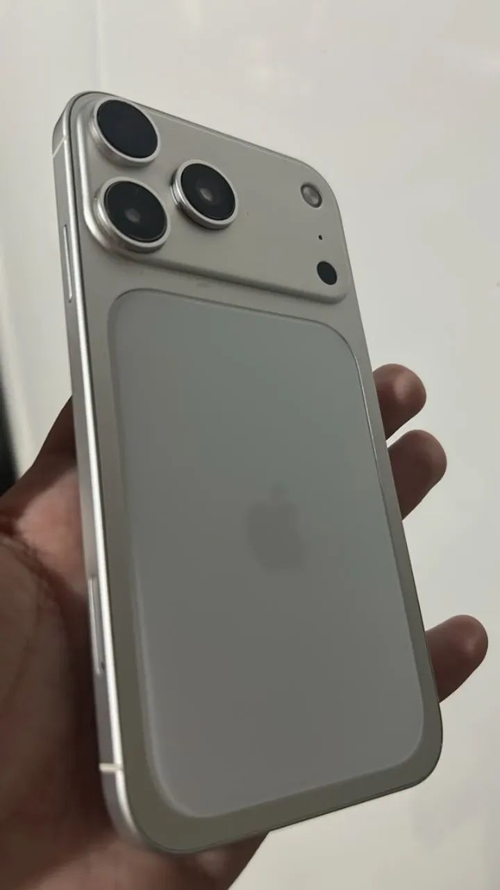 Iphone 11 montado no 17 pro