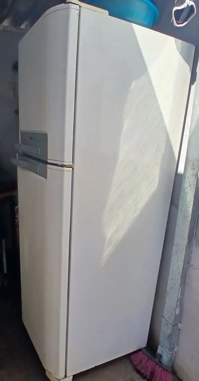 Vendo geladeira,  precisa de reparos. - Foto 3
