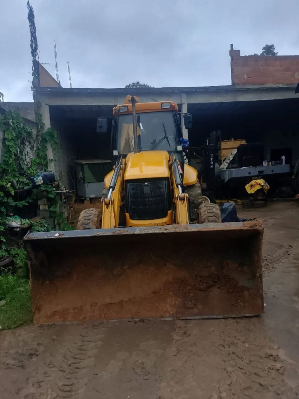 Vende-se Retroescavadeira 2010 toda Revisada 4x4 