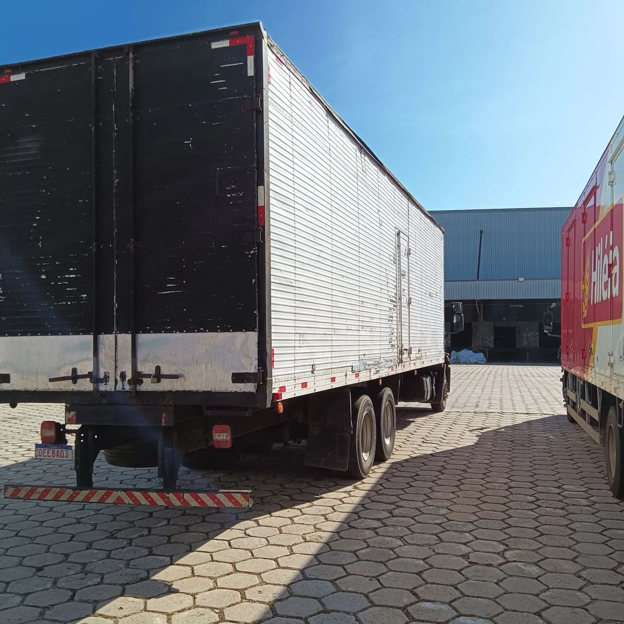 Vendo este lindo caminhão Ford Cargo 2429,ano 2013 Baú com 10m de comprimento , 18 palates - Foto 11