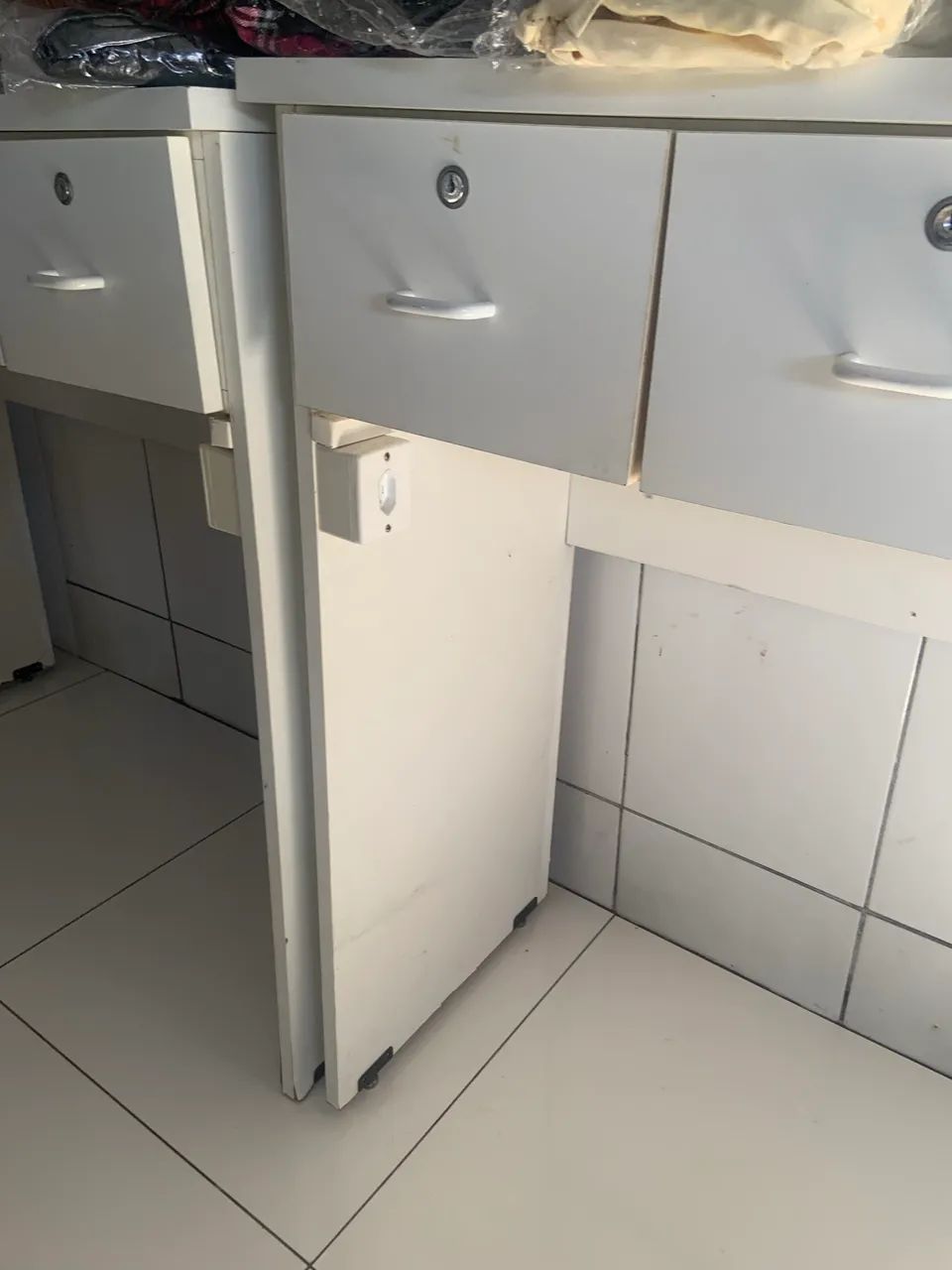 Conjunto com 3 Mesas de Loja/Expositor com Gavetas - Foto 3