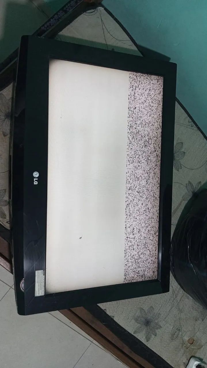 Tv LG 32 polegadas (com defeito na tela, boa para tirar peças) - Foto 2