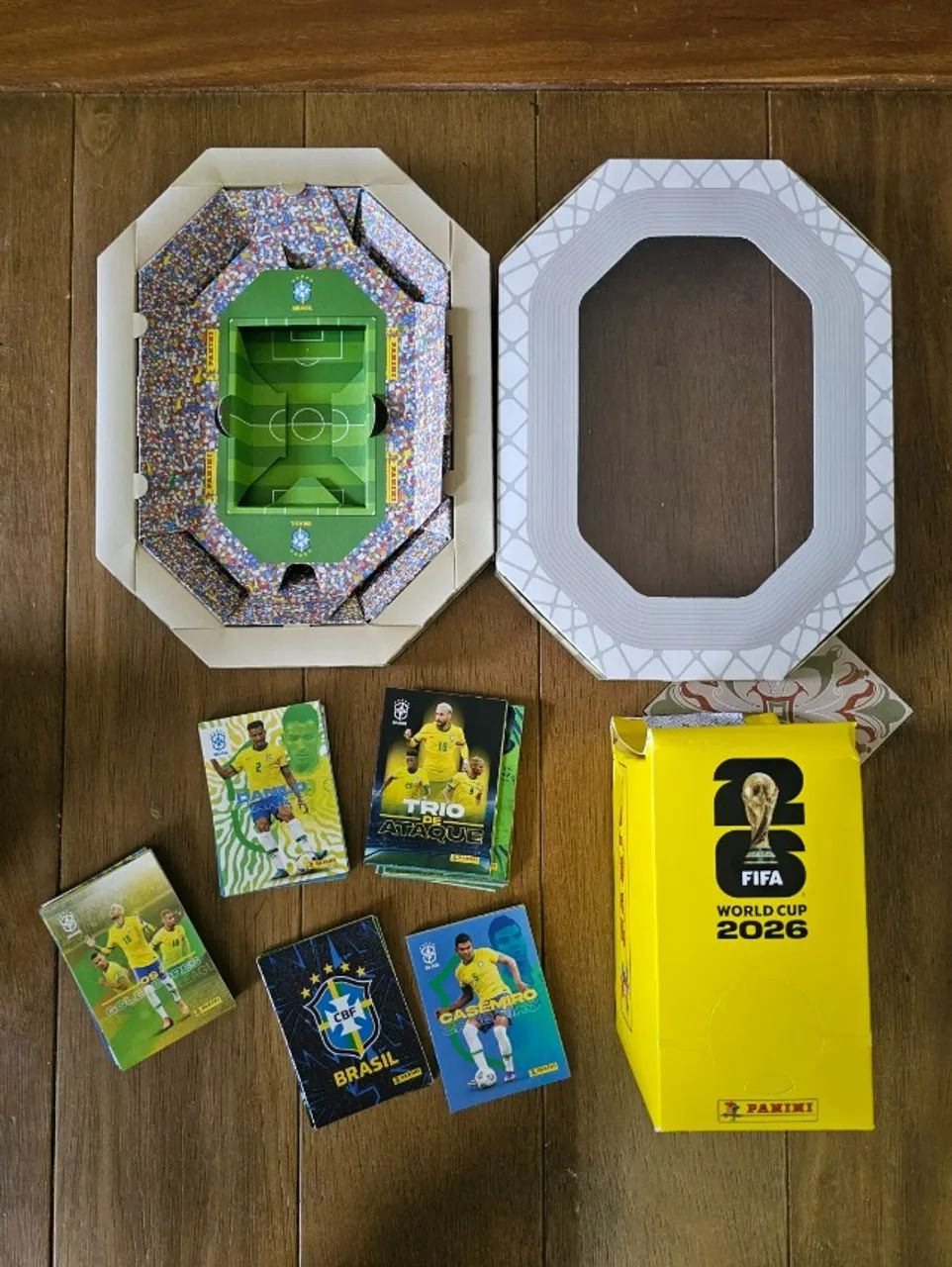 Kit 100 Envelopes Copa 2026 + Estadio com 60 CARDS Brasil