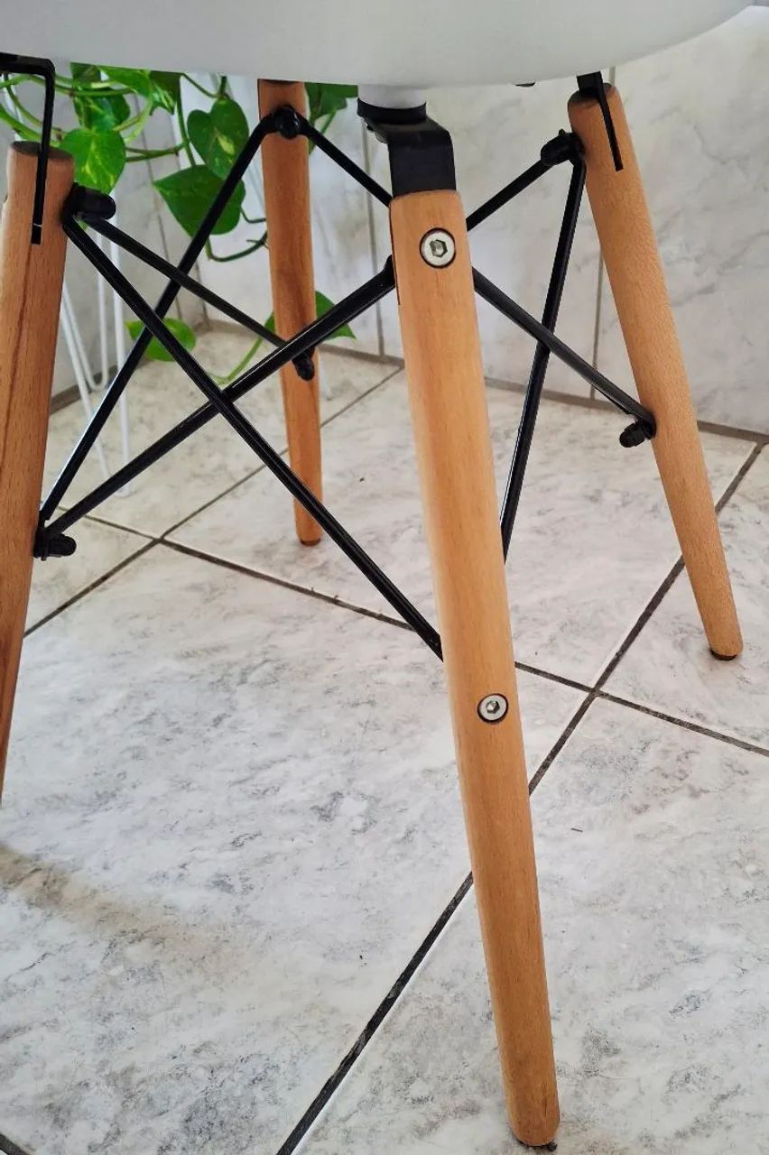 JOGO DE CADEIRAS Eames Eiffel (Pé Palito Assento branco)  - IMPECÁVEL  - Foto 4