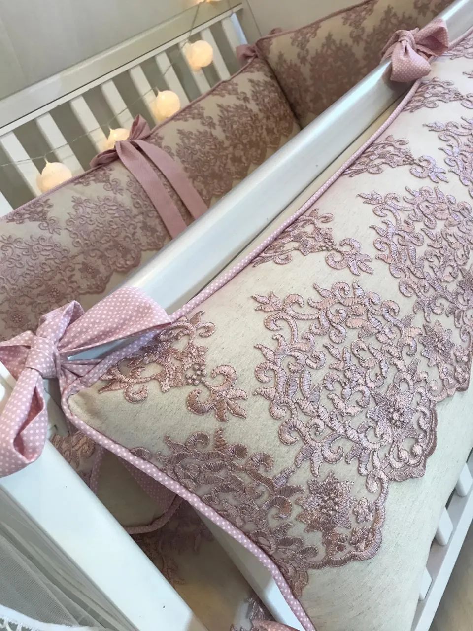 Kit berço menina em linho e renda guipir