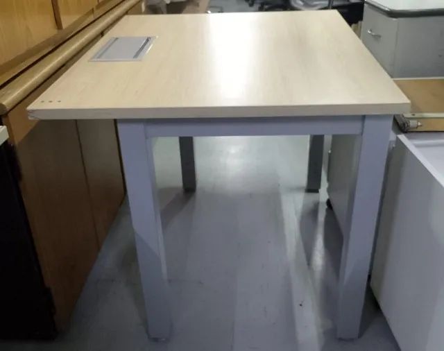 Mesa de Escritório com Caixa de Tomadas Integrada - 1,00m x 0,80m - Foto 3