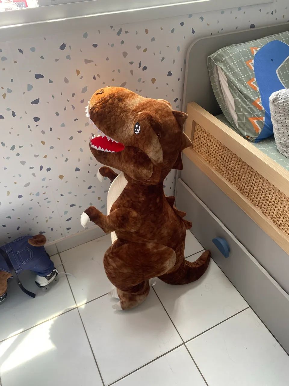 Dinossauro de pelúcia grande