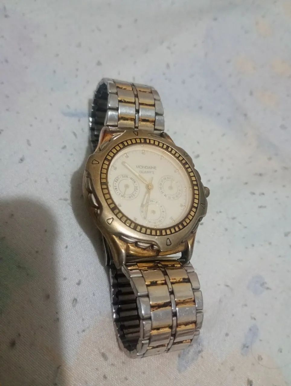 Relógio Mondaine parado 