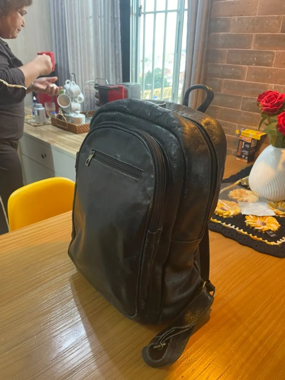 Mochila Executiva de Couro Preta - Notebook, Trabalho e Faculdade (Ótimo Estado) - Foto 3