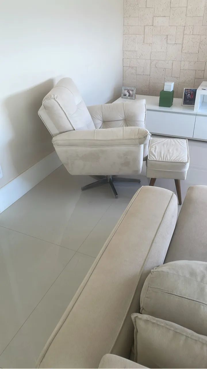 Poltrona com puf giratória em tecido 