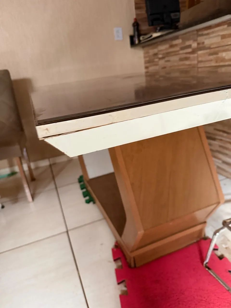 Vendo mesa de vidro com mds 6 cadeiras  - Foto 4