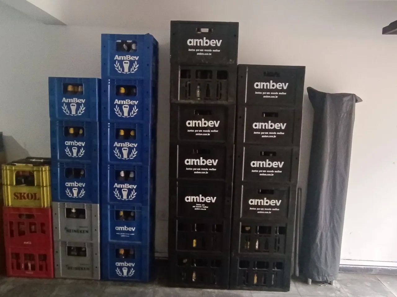 Vendo caixas c/Vasilhames AmBev de litrão e 600 ml 