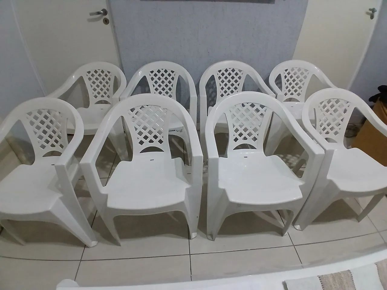 Mesa redonda de plastico tramontina com 4 cadeiras com braços  - Foto 4