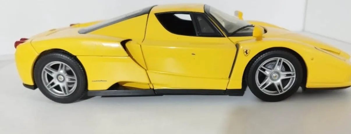 Miniatura Ferrari Enzo escala 1.18 Hotwells, sem caixa, porém