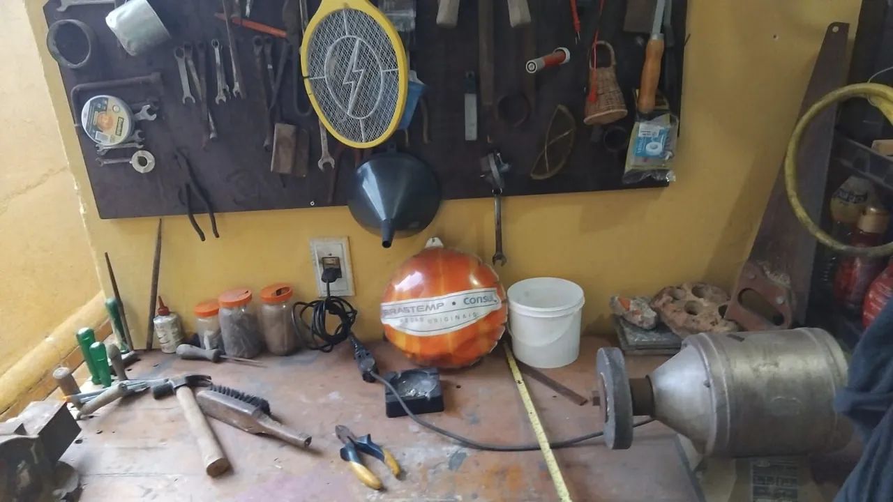 Vendo bancada com morsa e esmeril bivolt junto - Foto 3