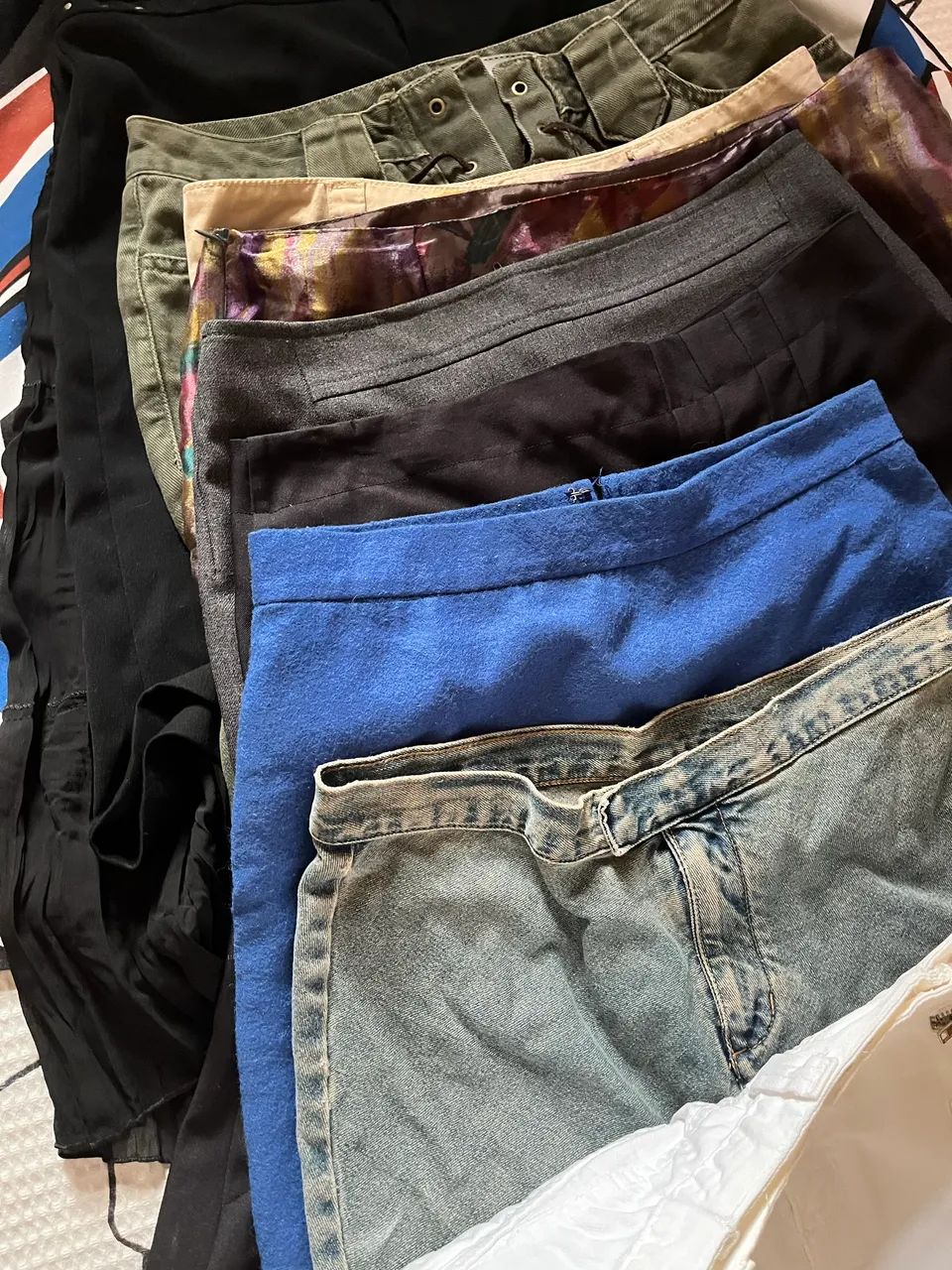Lote com 13 saias , diversos tamanhos e cores - Foto 5