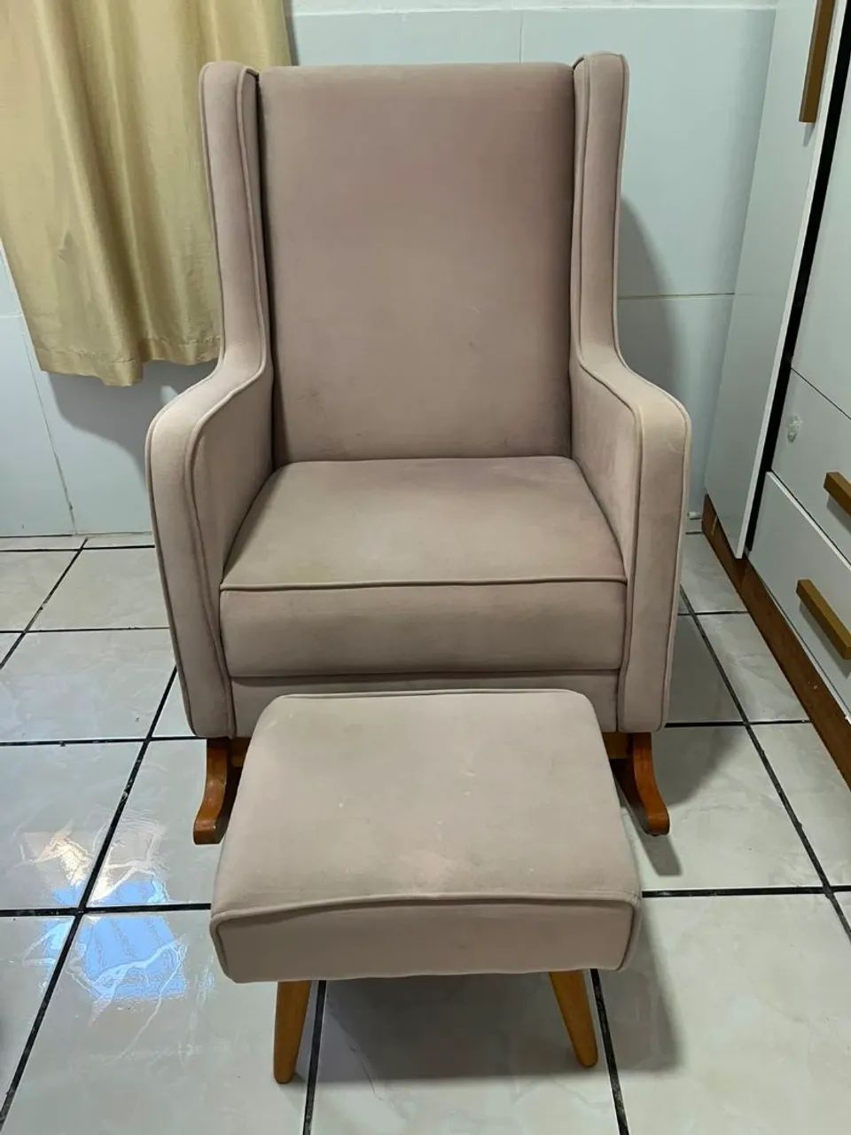 Poltrona de amamentação e banquinho / bebê  - Foto 3