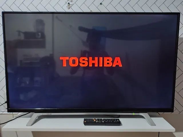 TV Toshiba - 43 polegadas - com controle - pega Netflix e Youtube 