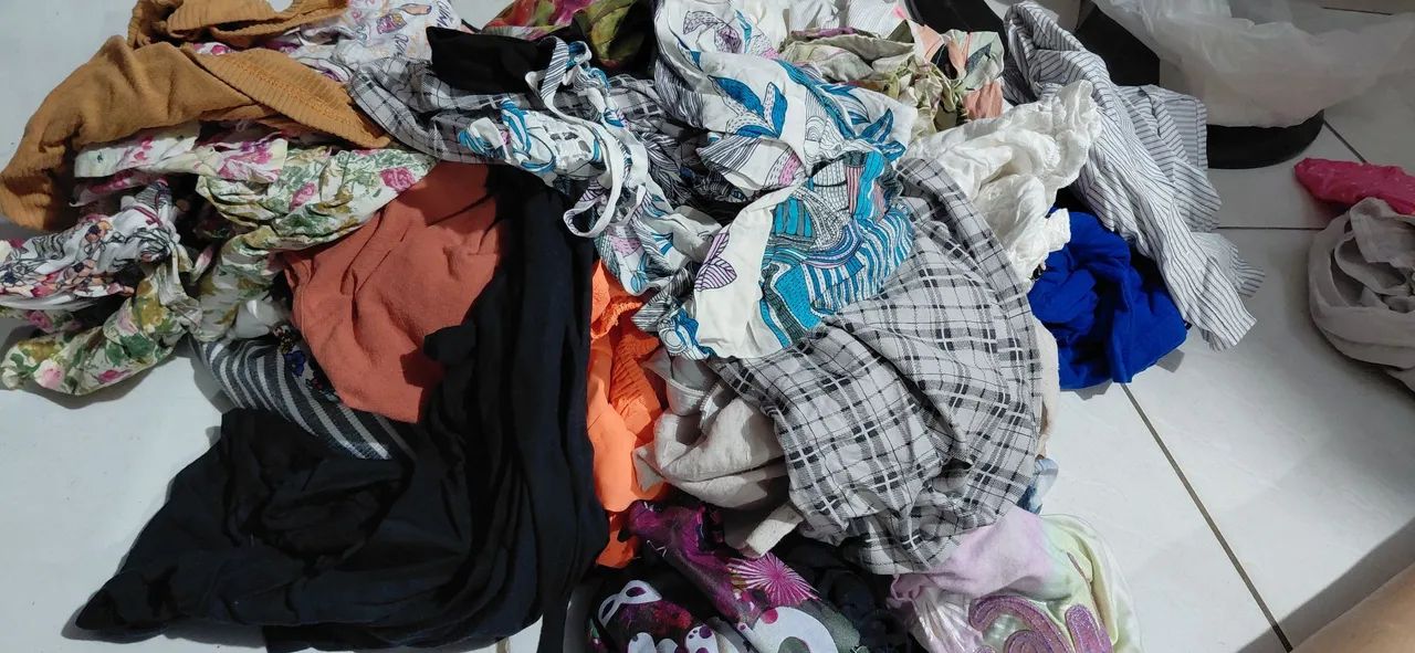 Vendo lote de roupa pra bazar valor de 1.00 a peça  - Foto 2