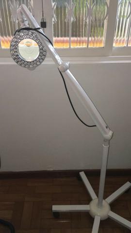 Luminária com suporte de chão para clínica de estética