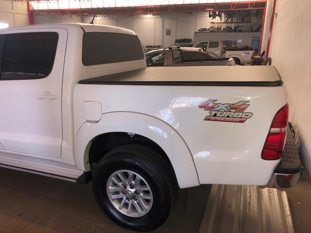 Hilux 3.0 cd srv d4-d 4x4 Diesel Automática Completa Super Conservada 13/14 - Foto 4
