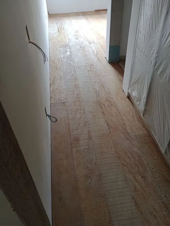 Colocação de pisos em madeiras e raspagem  - Foto 5