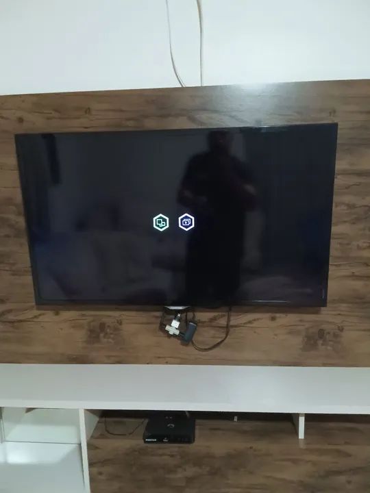 Vendo duas TVs 1) Smart e 1 ) de. Led