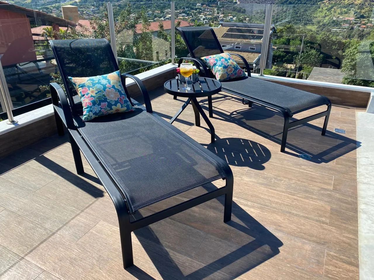 Duas espreguiçadeiras para relaxar com vista para a cidade - Foto 3
