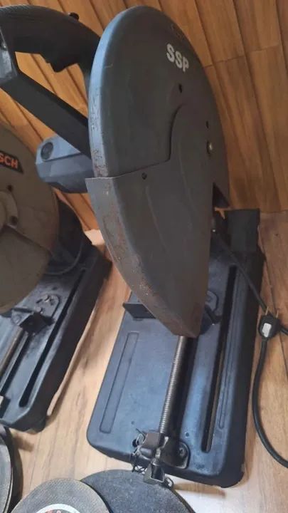 Vendo 2 policorte 220V bosch e makita com 15 discos para empresas serralheiro, trabalhos  - Foto 4