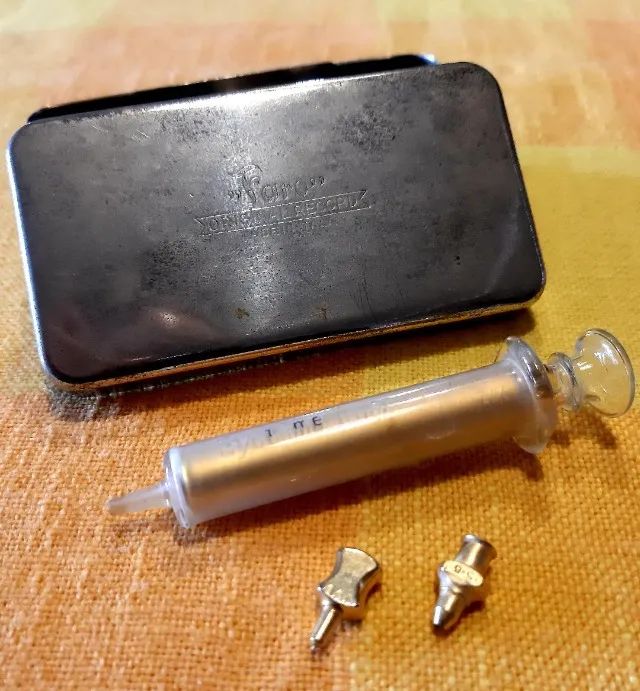 Caixa de metal antiga