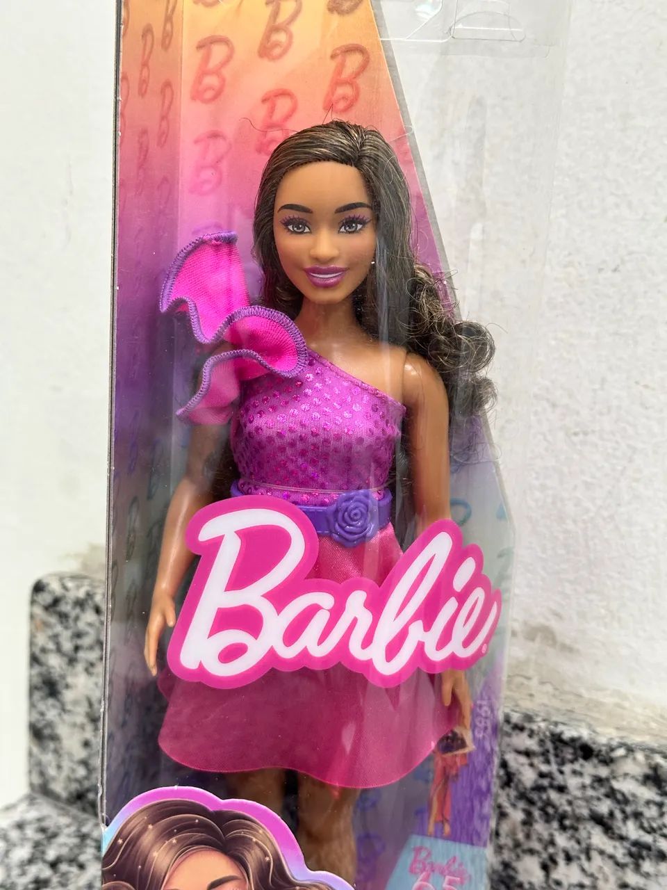 Boneca Barbie Fashionista 225 curvy na caixa