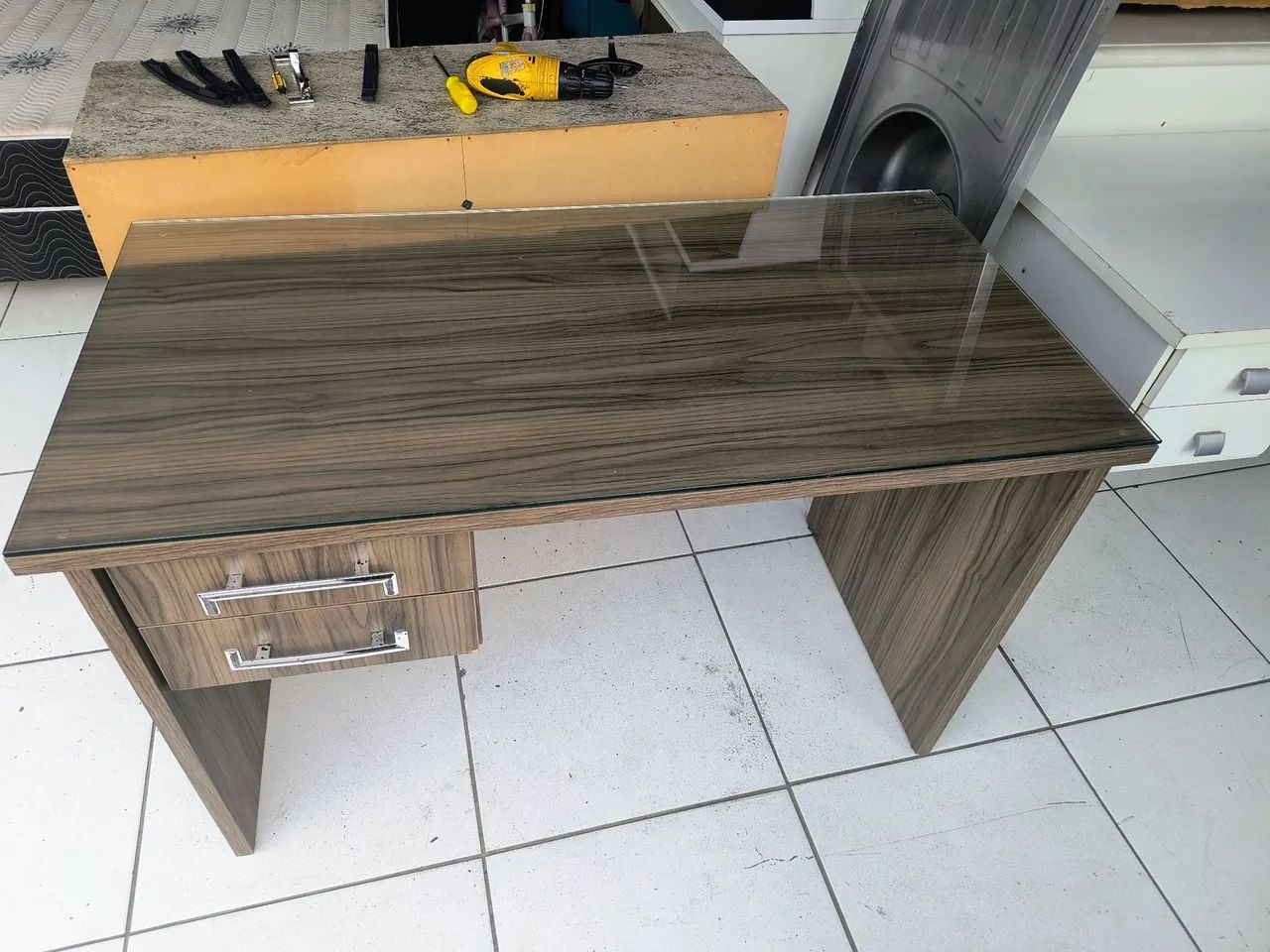 Escrivaninha de MDF com Vidro - R$350,00 - Foto 3