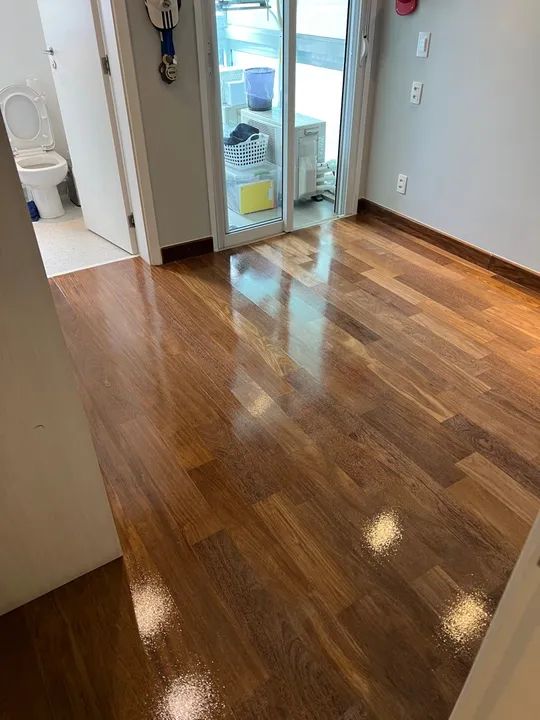 Restauração de escada pisos em madeira com aplicação de verniz . - Foto 2