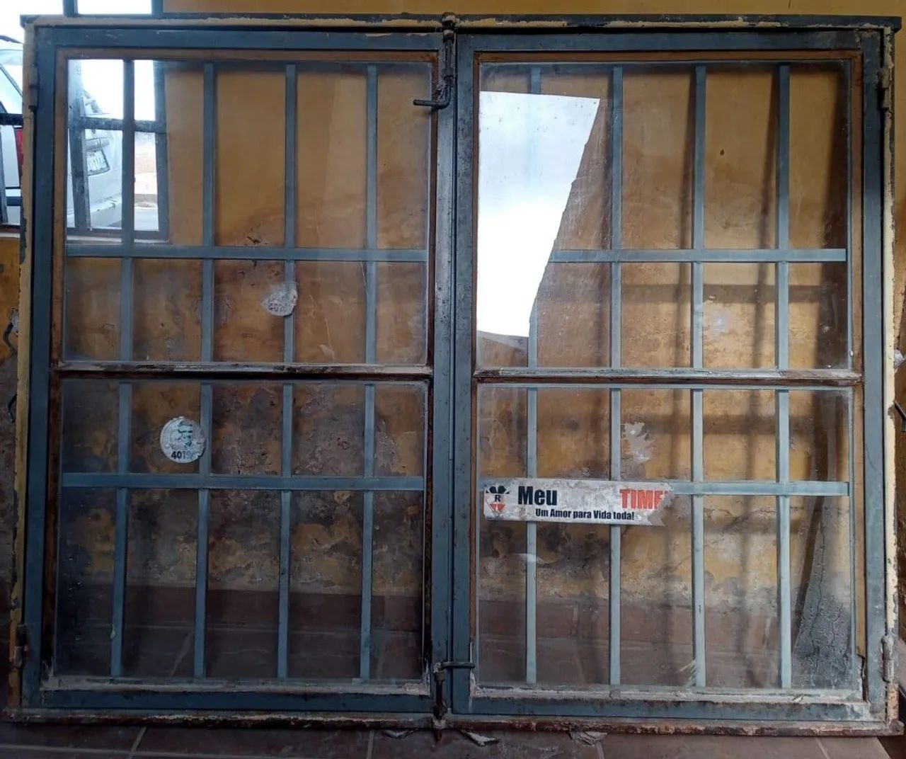 Janelas de vidro com grade 