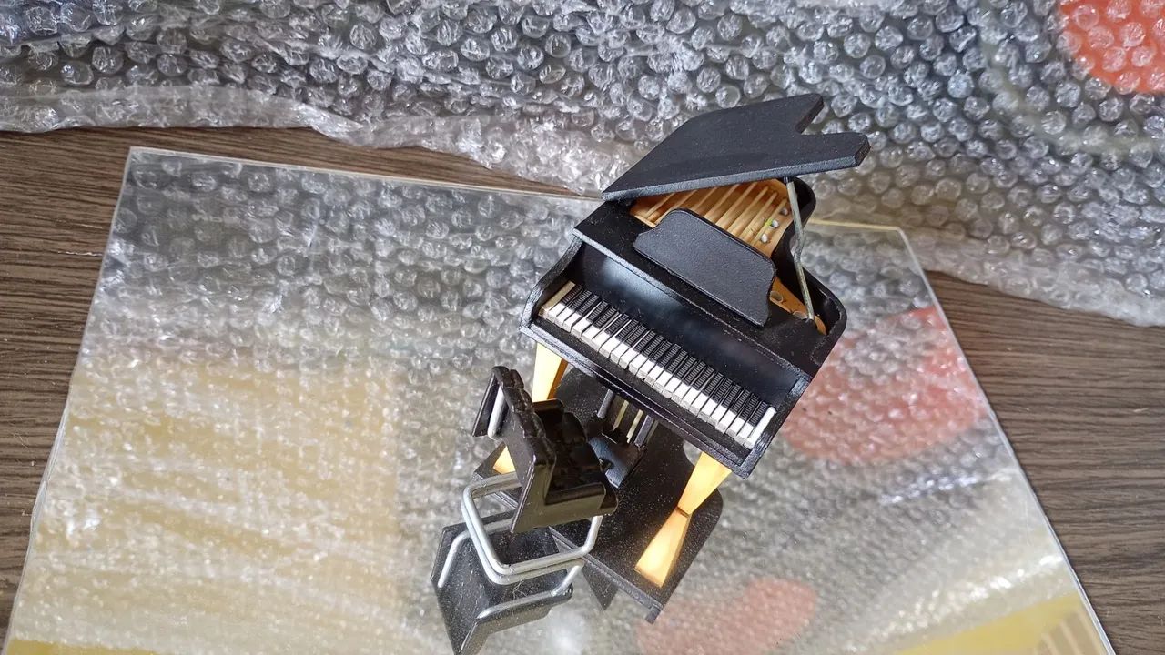 Piano escala 1/18 feira em alumínio e madeira 