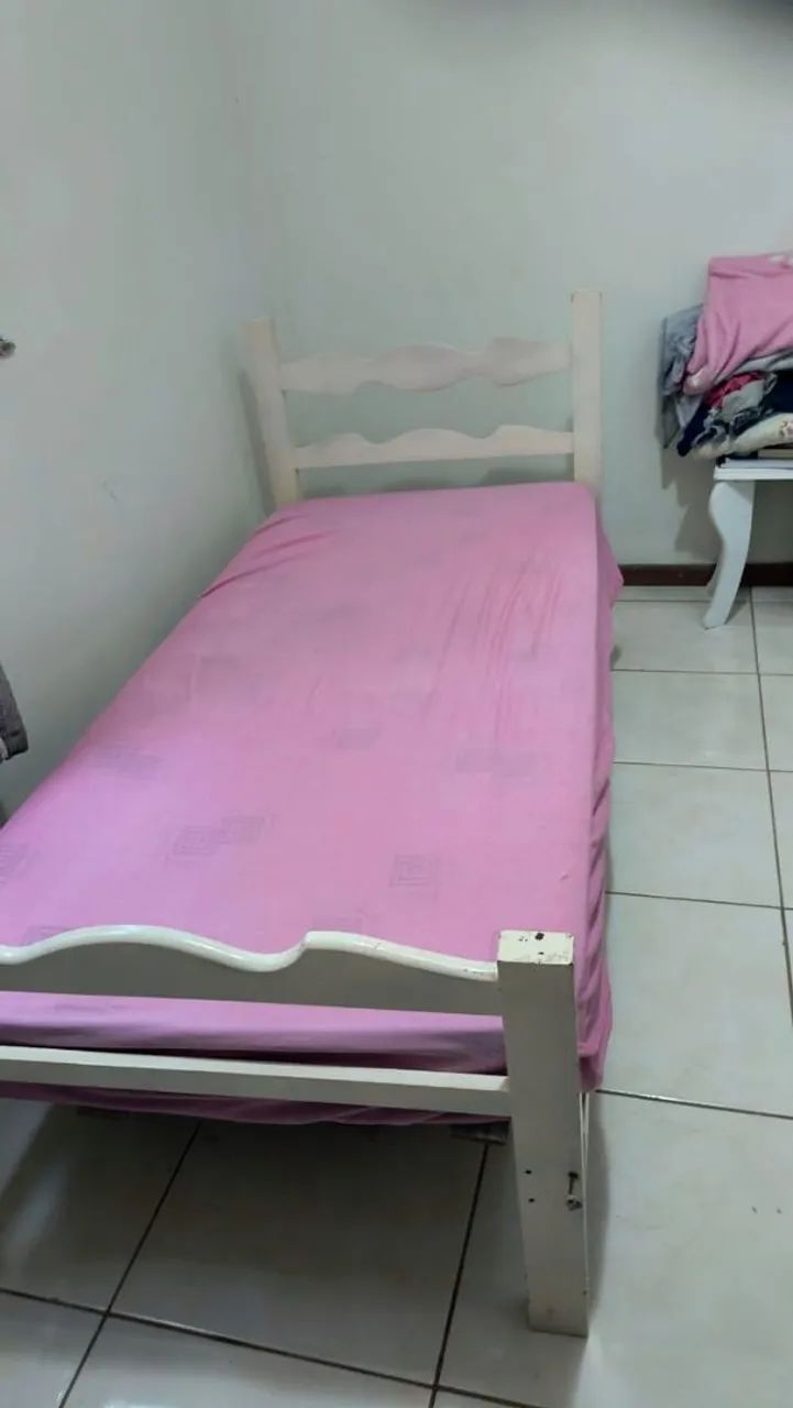 Cama e 2 colchões de solteiro 64842037575427120