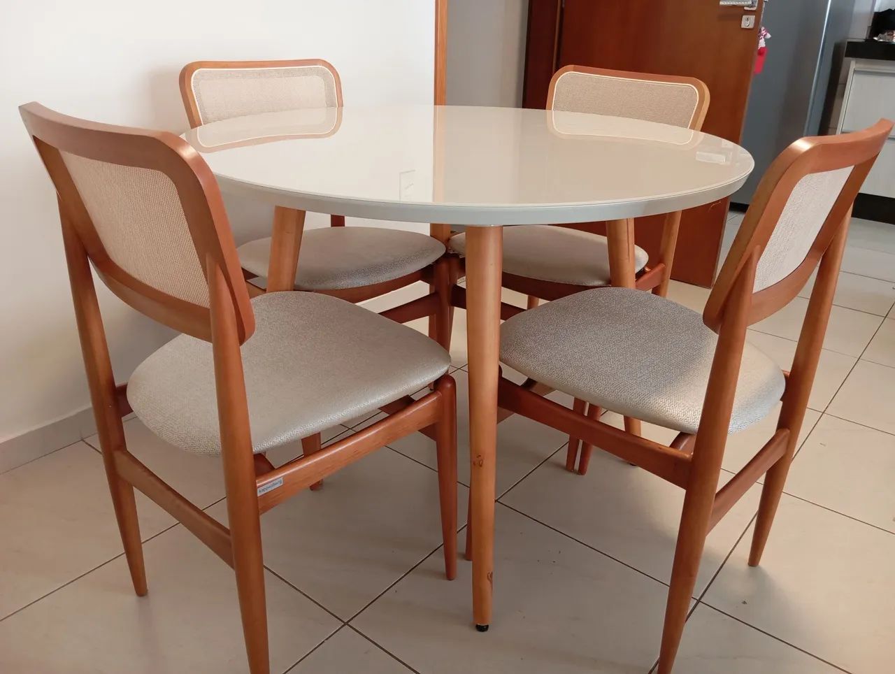 Mesa na laka e com cadeiras super resistente de madeira maciça  - Foto 4