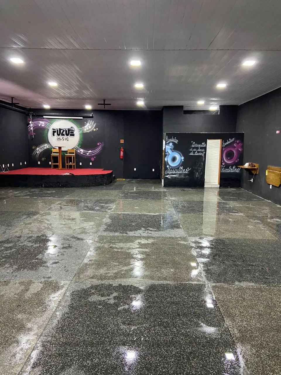 Vendo imóvel (segundo andar) com 160m² de área livre.