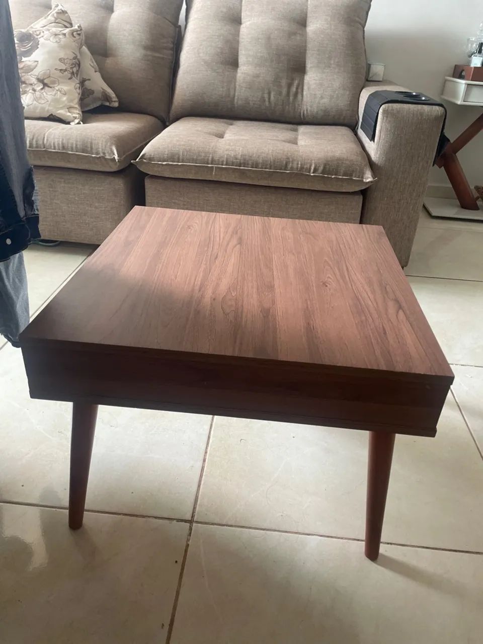 mesa de centro com gaveta, muito bem conservada  - Foto 3