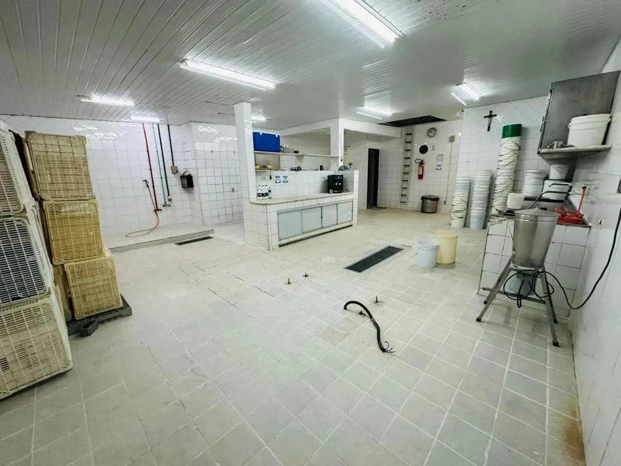 Vendo/alugo no Ibura de Baixo, galpão 200m² de área constr + área estacionamento de 200m²