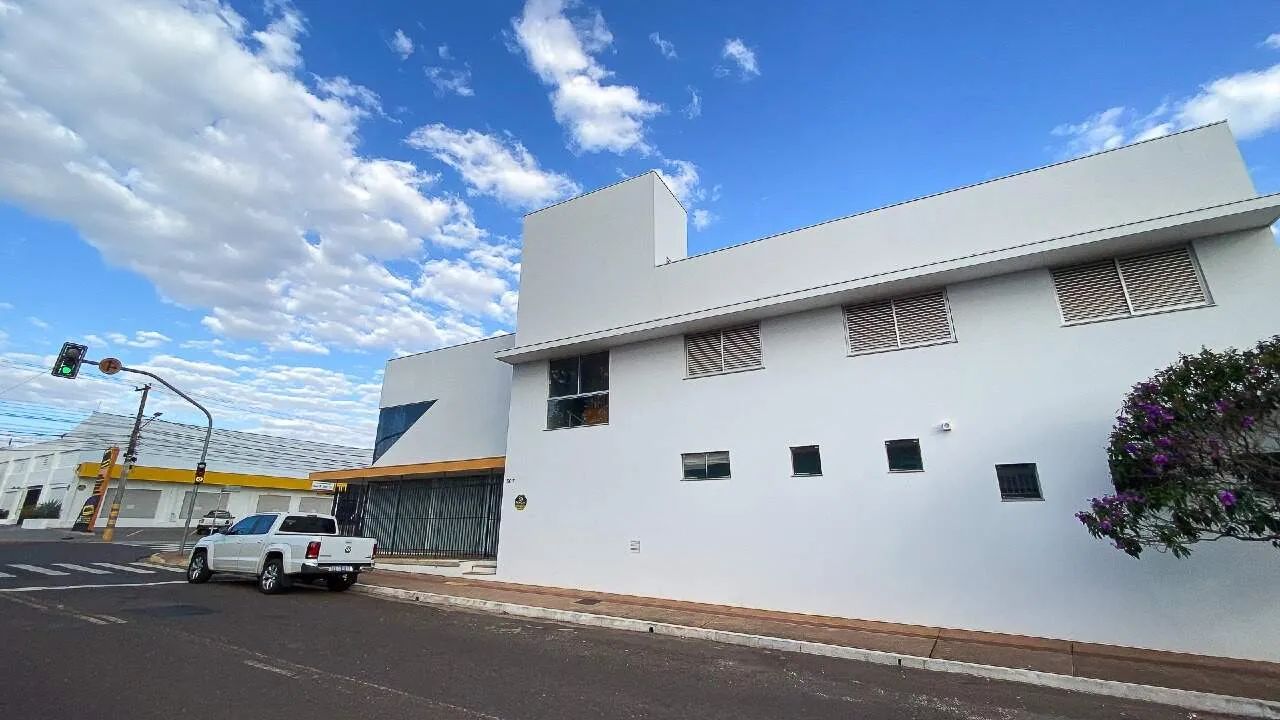 Imóvel comercial esquina com R. Treze de Maio