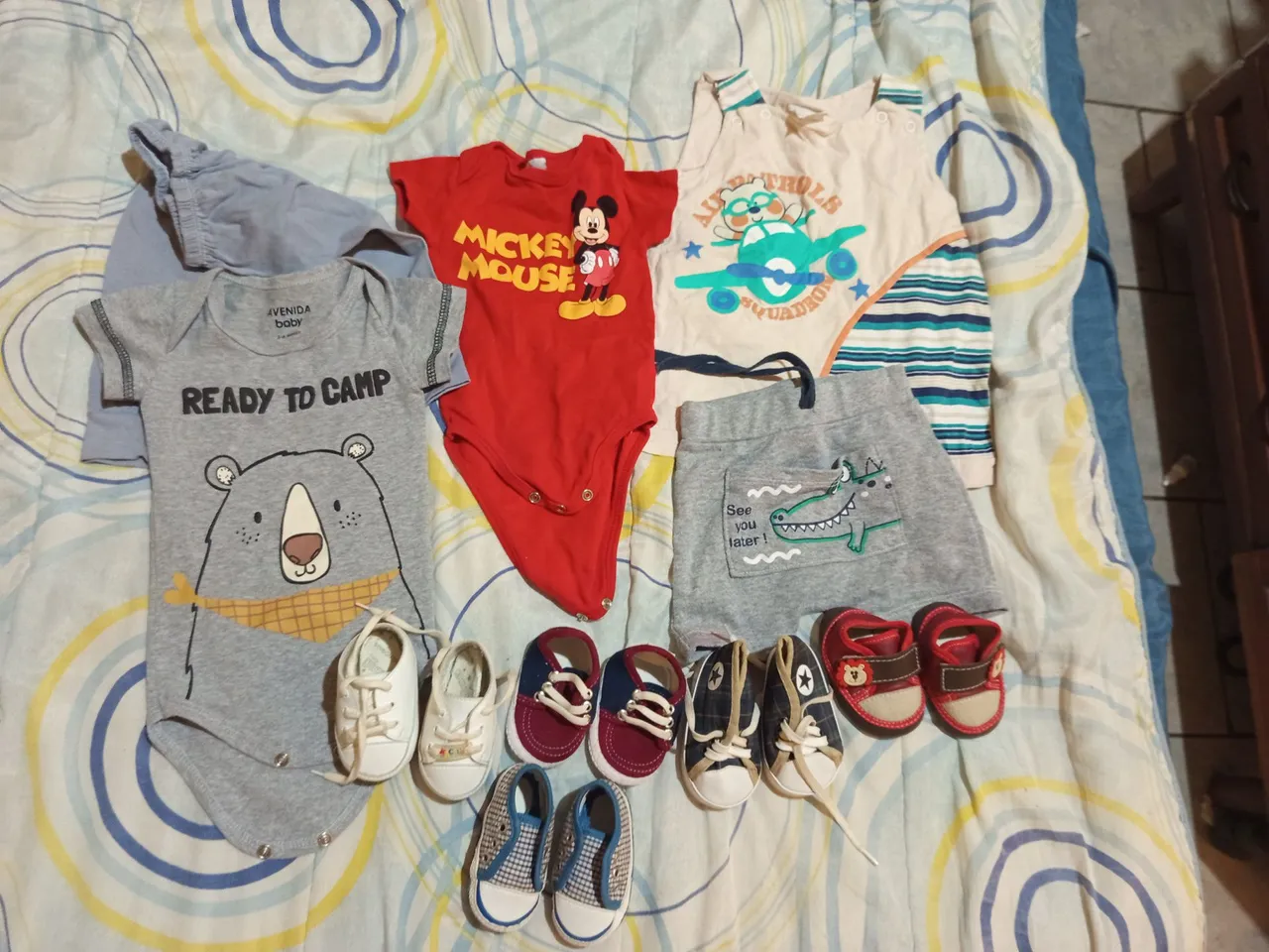 Vendo roupas de BB menino e sapatinho