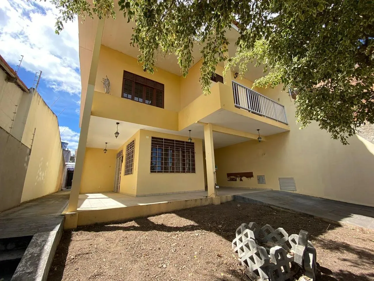 ALUGO Casa enorme e com muito espaço interno disponível para locação no bairro Petrópolis