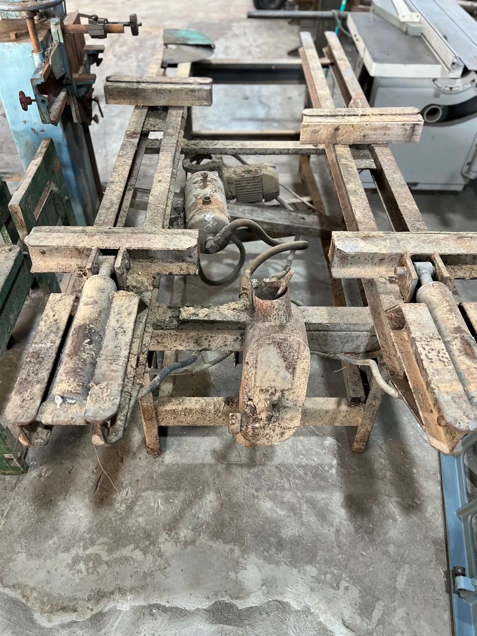 3 Máquinas para marcenaria Serra fita, furadeira de corrente, prensa hidráulica  - Foto 5