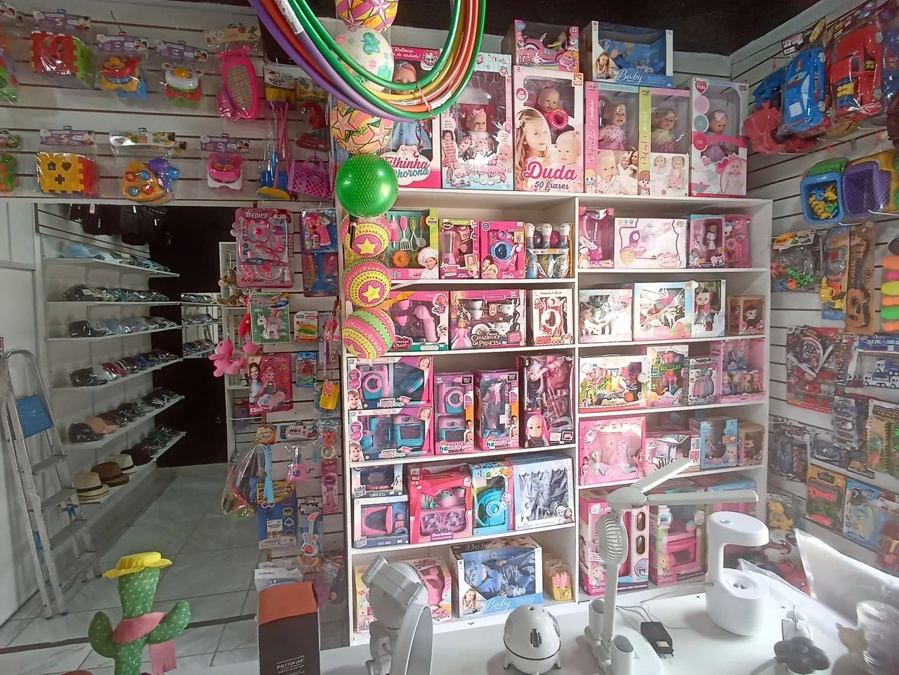 Expositores e prateleiras para brinquedos material escolar loja de brinquedos